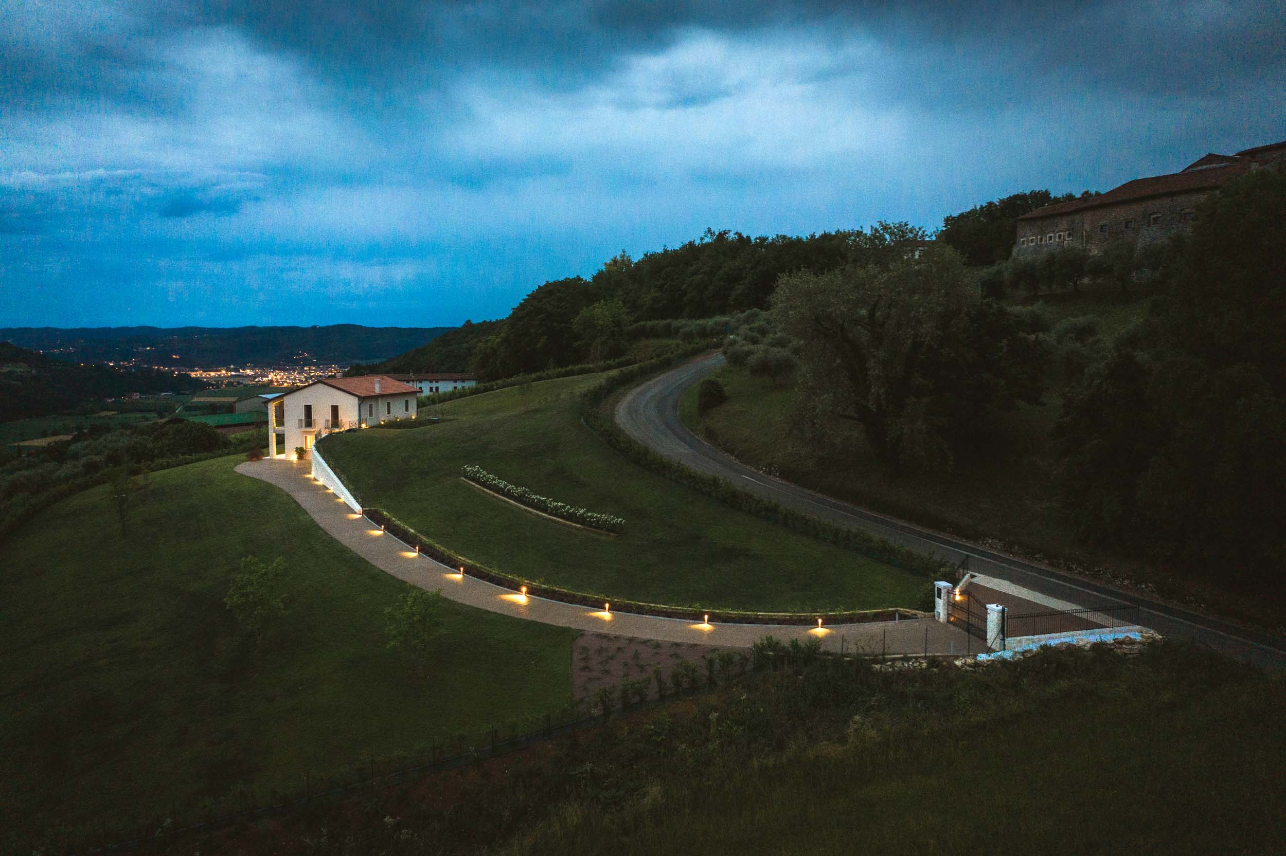 esterno _vialetto (2)_casale_moderno_riva